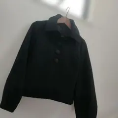 黒いボタン付きジャケット