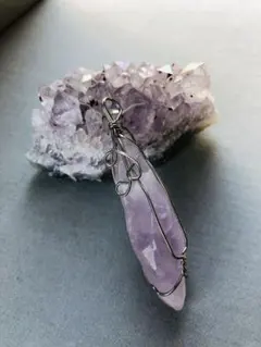 天然石ラベンダーアメシスト原石ワイヤーペンダントヘッド　アメジストネックレス