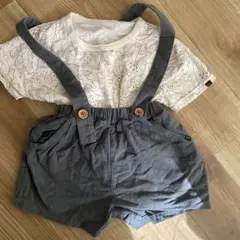 恐竜柄Tシャツとサスペンダーショートパンツ