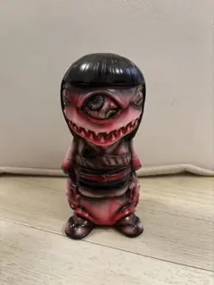 かっこわらい雑貨店　ゲイシー　殺人鬼バッジ　よしこ　ソフビ　スーフェス かっこわらい雑貨店（笑）」発!!ホラー&カオスなアートソフビ