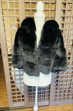 黒のファーショートコート