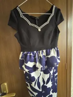 ペプラムドレス