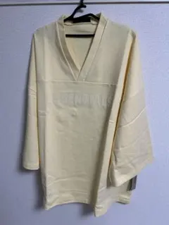 ESSENTIALS 定価15500円ライトイエロー Vネックカットソー