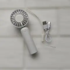 夏前に準備♥️ハンディファン 充電式　ストラップ付き　ホワイト