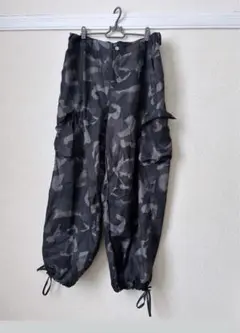 迷彩柄カーゴパンツ ドローストリング付き