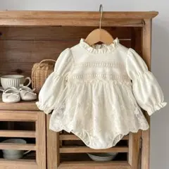 ベビードレス　長袖ロンパース　アイボリー　レース、フリル付　70cm