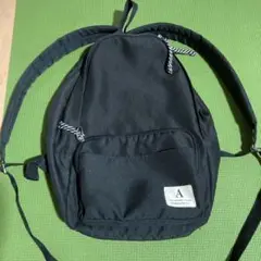 シンプルな黒のナイロンリュック