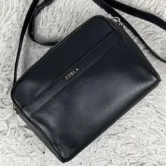 美品 フルラ レザー ショルダーバッグ アヴリル ロゴ金具 斜め掛け ブラック