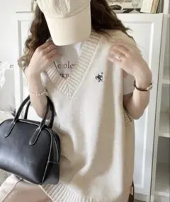 Java 《JaVa ジャバコラボ》ワンポイント刺繍カレッジニットベストのサムネイル