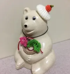 クマの陶器置物 編み物の帽子付き - メルカリ
