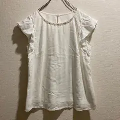 【エニィスィス】美品　半袖ブラウス　袖フリル　襟元ビジュー　オフィスカジュアル