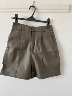GU タック入りレザーショートパンツ