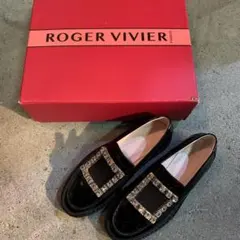 ロジェヴィヴィエ（Roger Vivier） ビジュー付きエナメルローファーのサムネイル