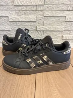 adidas スニーカー