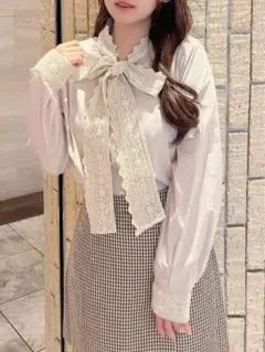 美品 dazzlin 森香澄コラボ レースドッキングボウタイブラウス ベージュのサムネイル