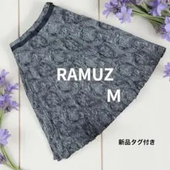 RAMUZ 新品タグ付き　プリーツスカート M ブラック系　総柄のサムネイル