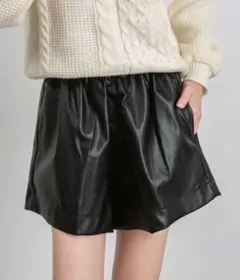 ウエストゴムフェイクレザーショートパンツのサムネイル