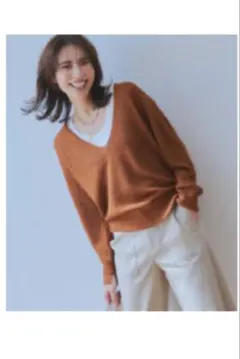 23区 Vネック ニット 麻　キャメルのサムネイル