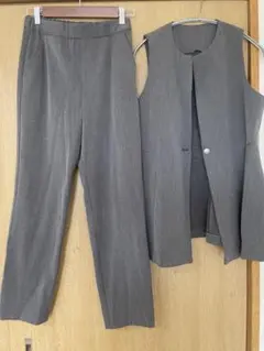 グレー ベストとパンツのセットアップ