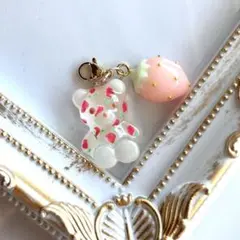 【ハンドメイド】赤い小花柄くまレジンチャームキーホルダー