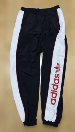 アディダスadidas originals トレフォイルロゴ　シャカパン