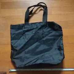 黒いナイロン製トートバッグ 大きめ