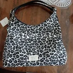 ヒョウ柄のレディースバッグ