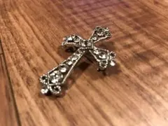 スーツ　ブローチ　ドレスアップ