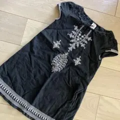 baby Gap 刺繍ワンピース ブラック 110cm✴︎値下げしました✴︎のサムネイル