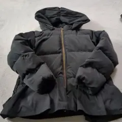 フード付き黒アウター