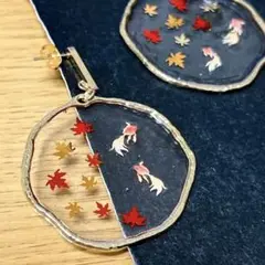 紅葉が浮かぶ池の金魚ピアス✿イヤリング変更可❀もみじ 秋 落ち葉 ハンドメイド