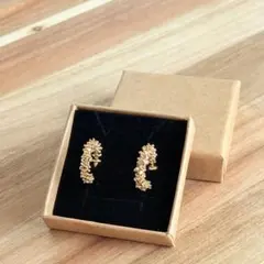 シンプルゴールドフープピアス クリスタル装飾　ゴールド　キラキラ　個性的