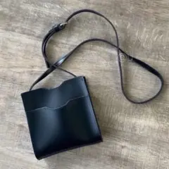 コンパクト ショルダーバッグ 黒 斜めがけ 韓国 人気 定番 ベーシック 無地