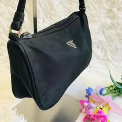 【極美品】プラダ アクセサリーポーチ 三角ロゴ ロゴプレート 黒 ナイロン