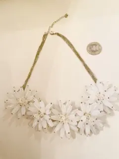 新品　大きめネックレス　お花　フラワー　クリア　海外ブランド　ビーズ　パーティ
