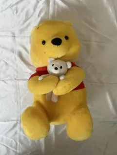くまのプーさん ぬいぐるみ 小さなクマを抱っこ