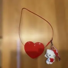 ハート型赤バッグ ハローキティチャーム付き