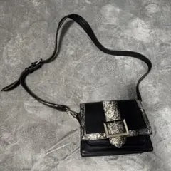 AZUL フラップ式ショルダーバッグ ブラック/スネーク柄