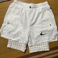 Nike オフホワイトショートパンツ