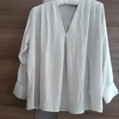 ViSベージュ Vネック 長袖シャツ