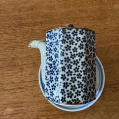 青い花模様の醤油さし 陶器