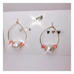 ピンクスクエアビーズとコットンパールのフープピアス