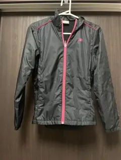 New Balance：ウィンドブレーカー