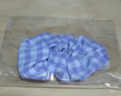 紫と白のチェック柄シュシュ
