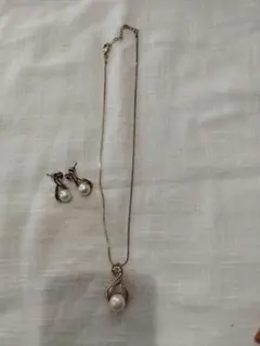 パール風のネックレスとイヤリングセット