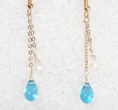 チェコドロップとチェーンのゆらゆらピアス　アクアマリン×オーロラ