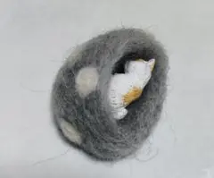 羊毛フェルト 猫の寝床とフィギュア