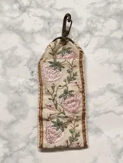 インド刺繍リボン　リップケース　印鑑ケース　いちご柄　ホワイト