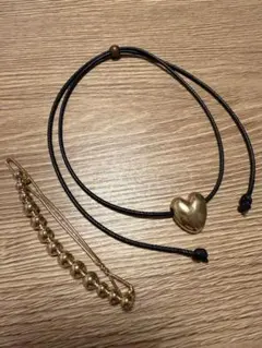 ハート型チョーカーとヘアアクセサリー
