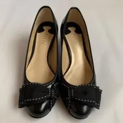 黒 エナメル リボン付き パンプス ヒール約5cm